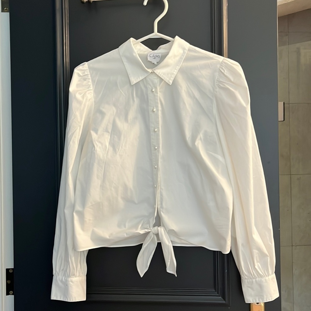 97% cotton, button up shirt with pearl buttons, front tie and puff shoulders